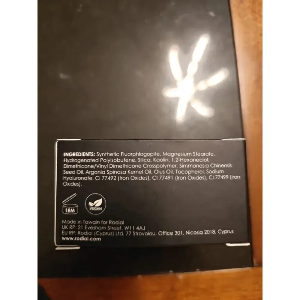 Rodial glass powder