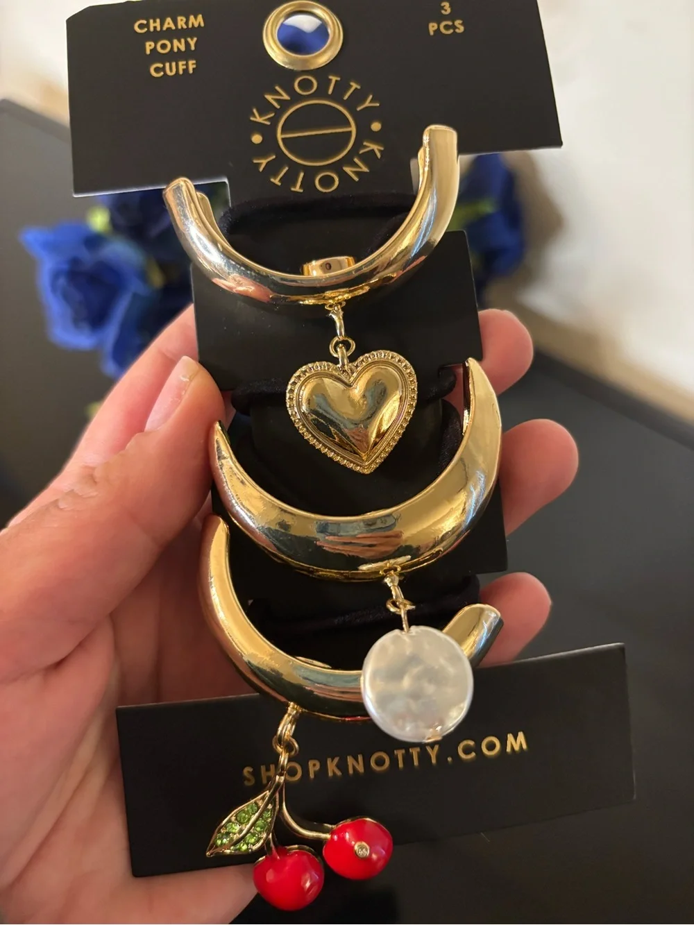 Knotty gold tone