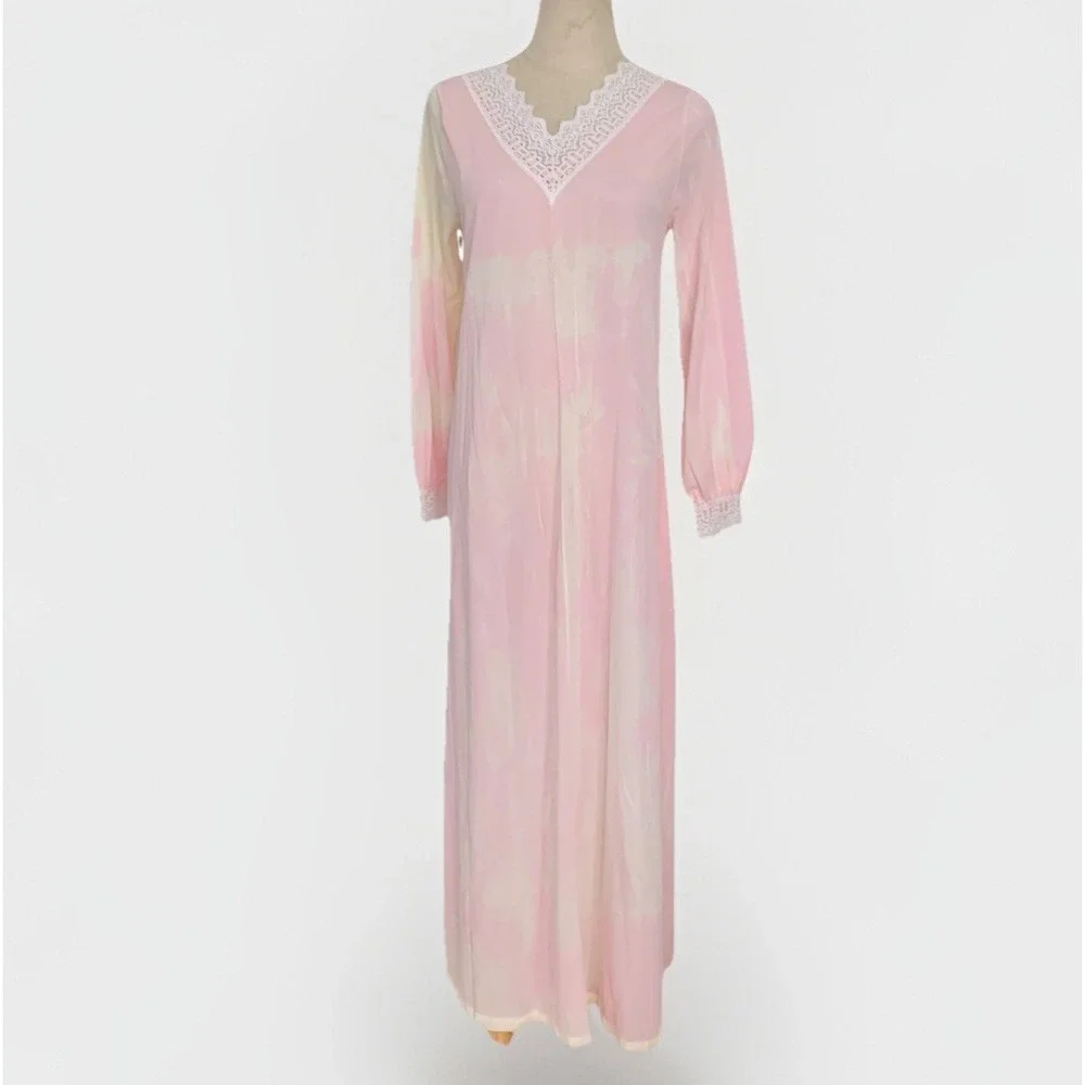 Vtg Miss‎ Elaine Long Nightgown Robe Low Back Lace