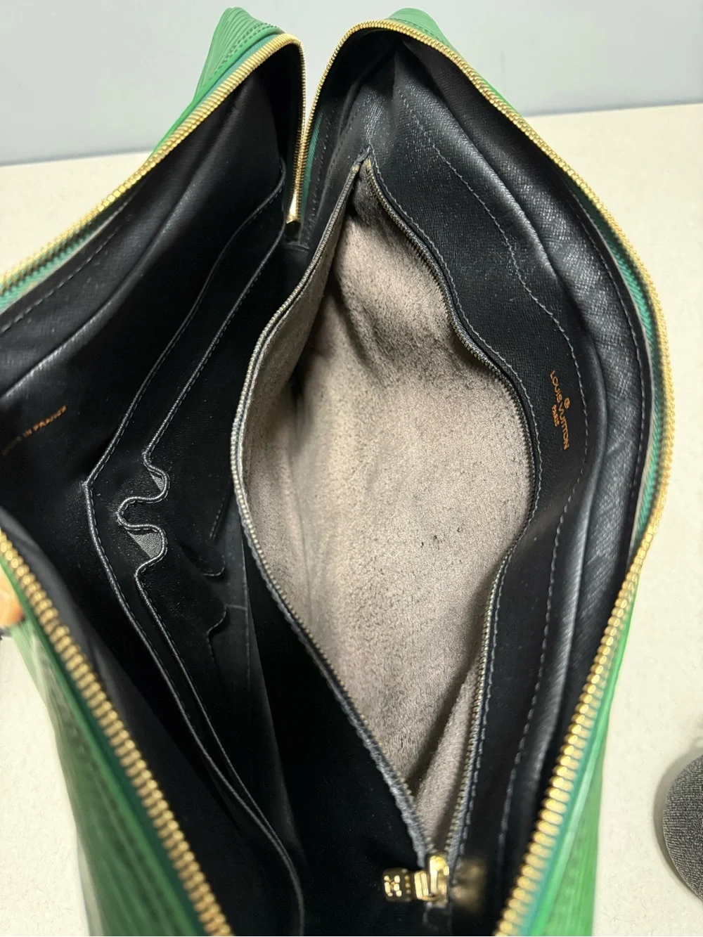Louis Vuitton preloved unisex