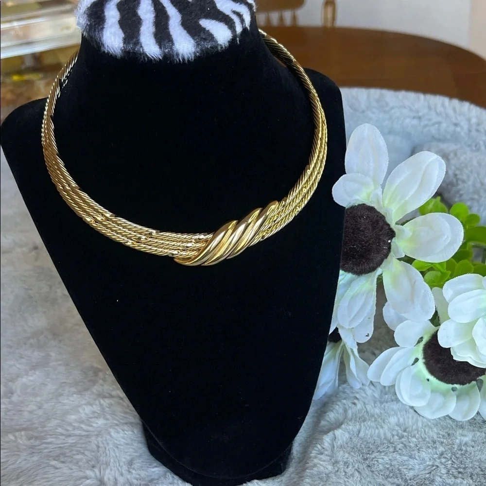 Luxurious Gold Twisted Necklace