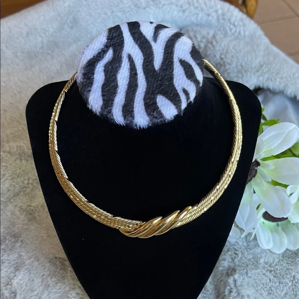 Luxurious Gold Twisted Necklace