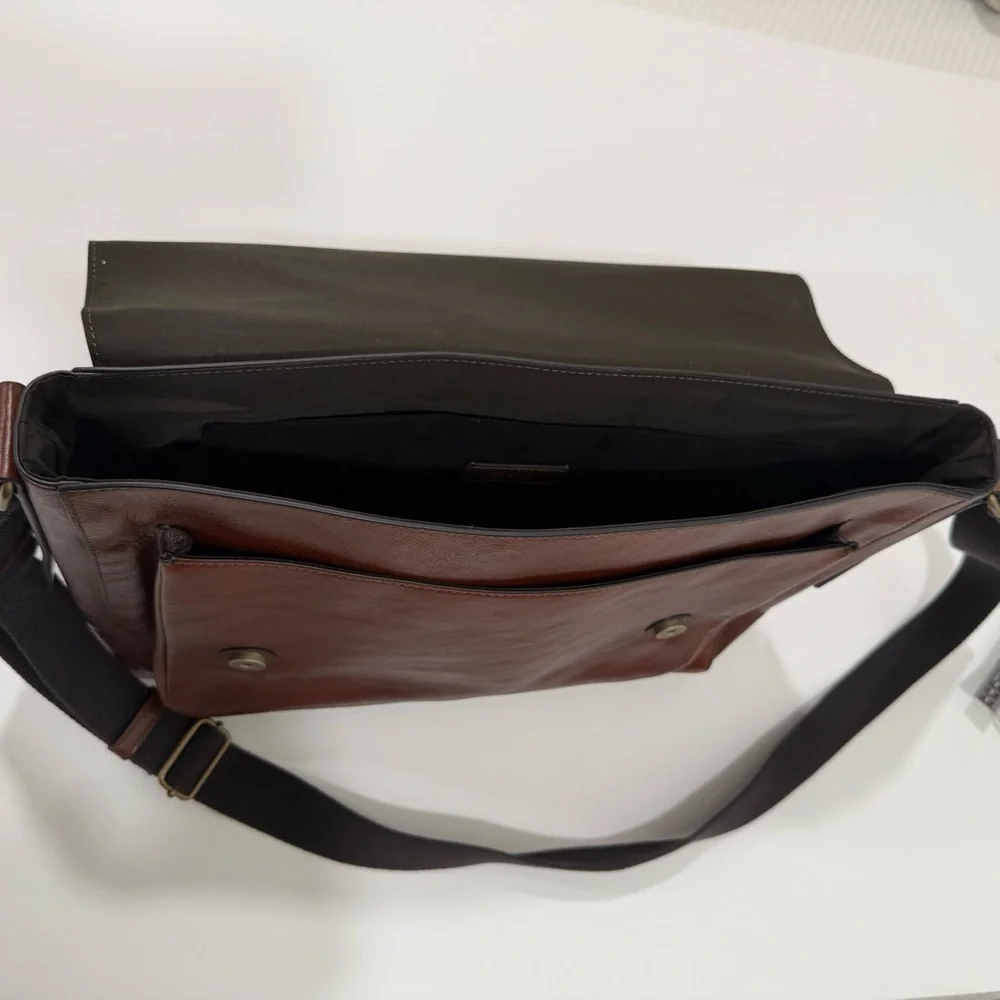 Fossil sleek leather