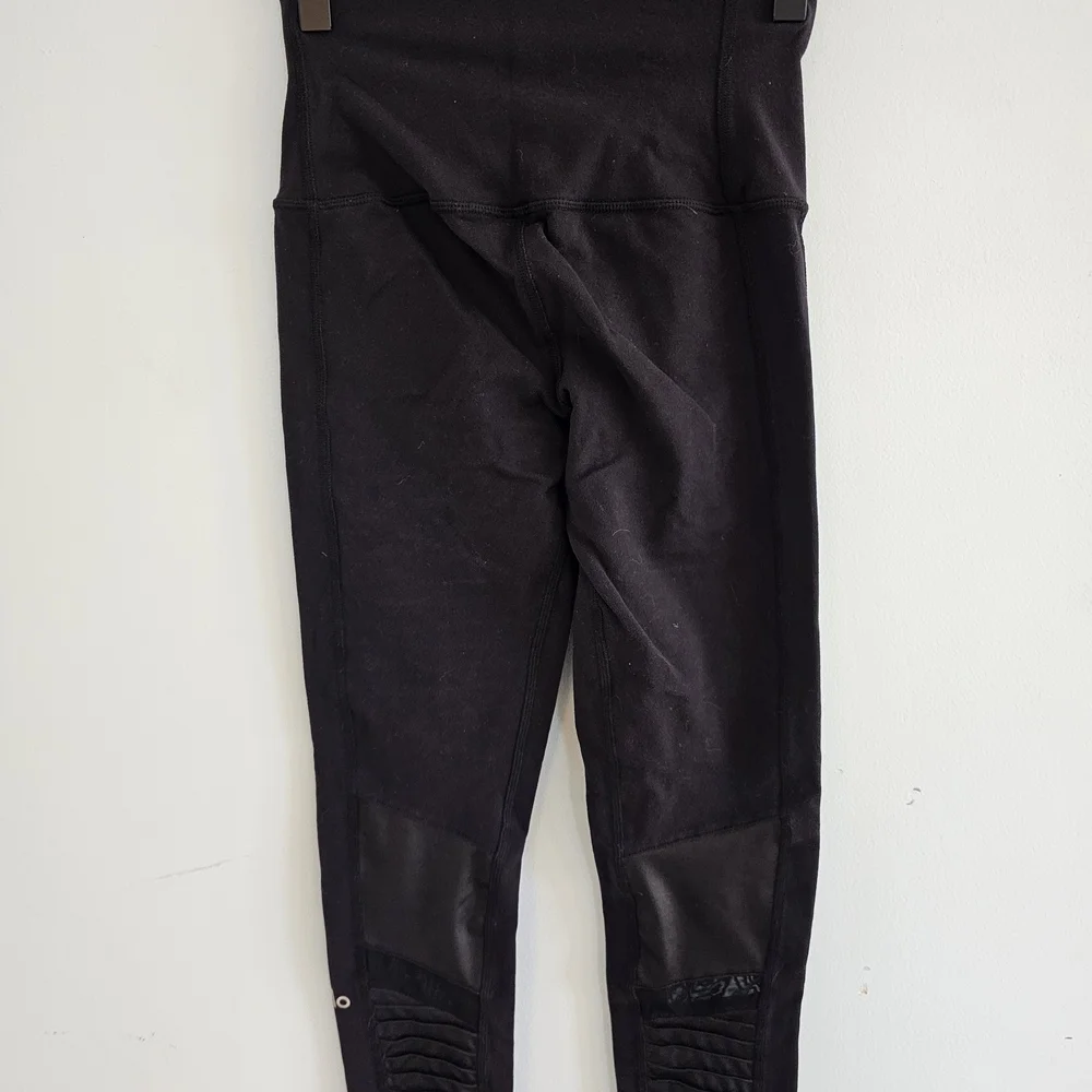 ALO Yoga comfortable charcoal