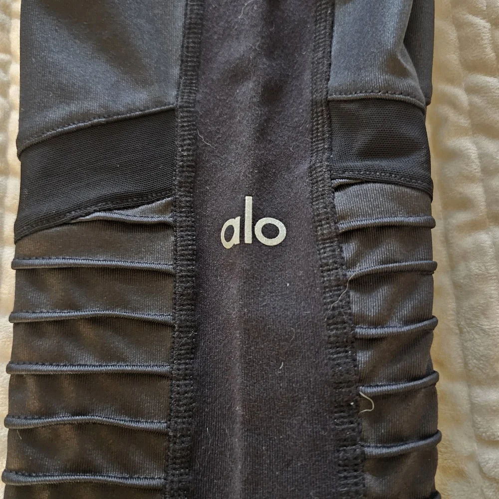 ALO Yoga comfortable charcoal