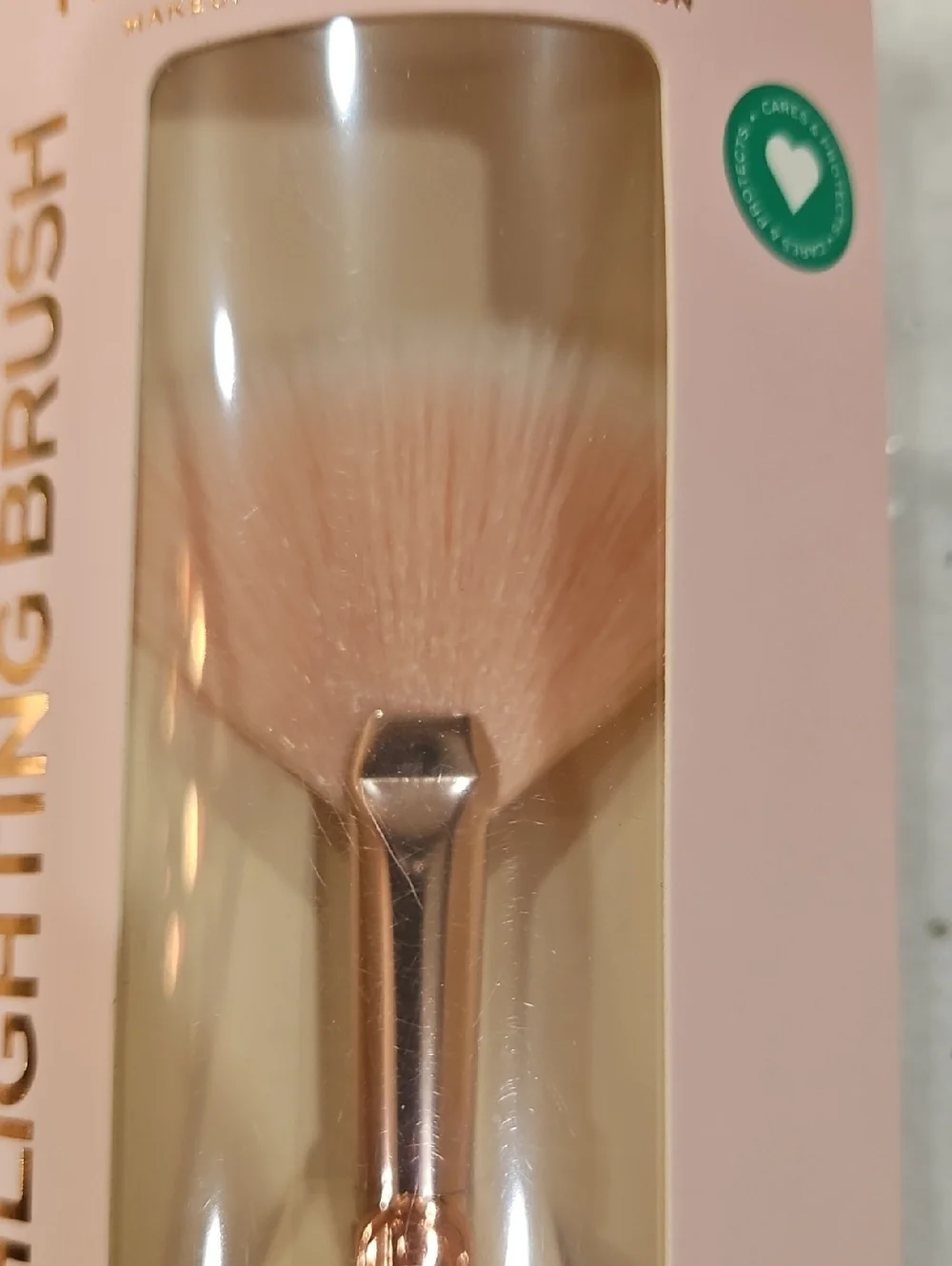 NWT Revolution Pink & Rose Gold Fan Highlighting Brush R24