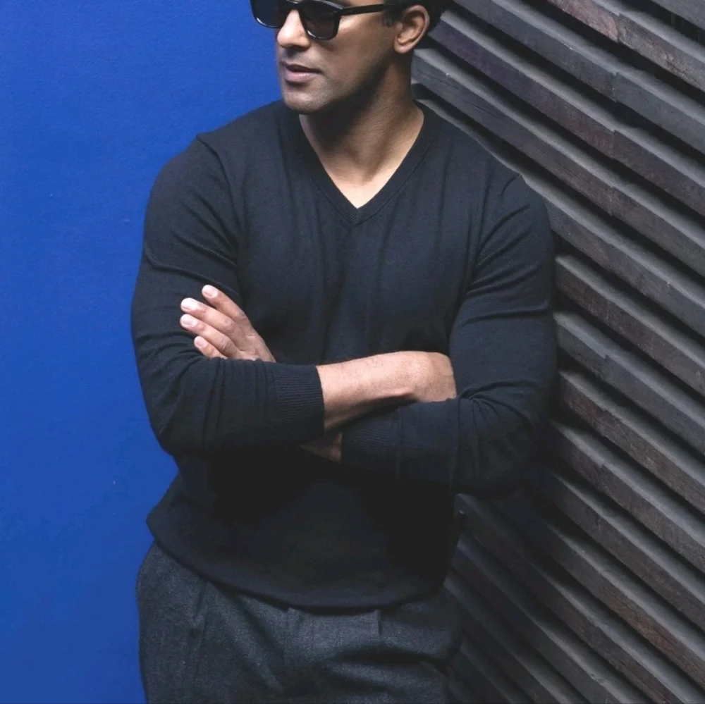 Collars and Co Men's Large Black Touch Cotton and Cashmere V-Neck Sweater