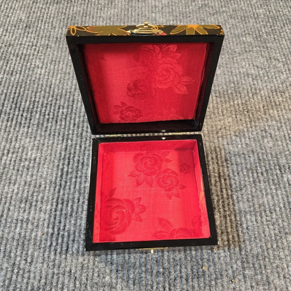 The Unbranded Brand vintage jewlery
