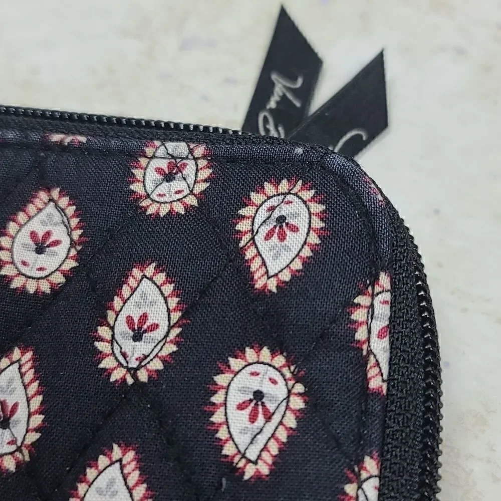 Vera Bradley shows zip