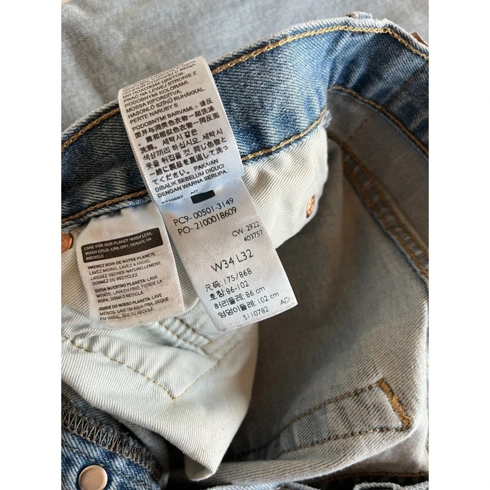 Levis there small