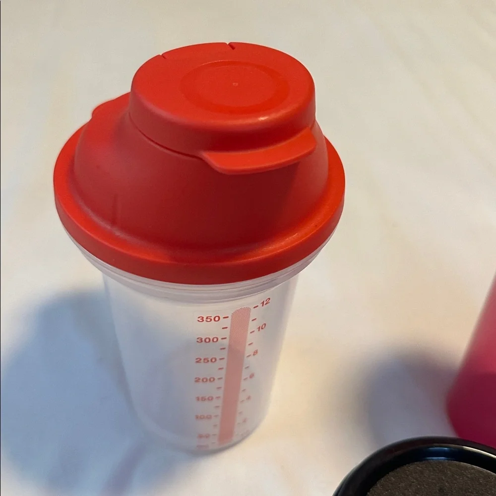 Tupperware set shaker