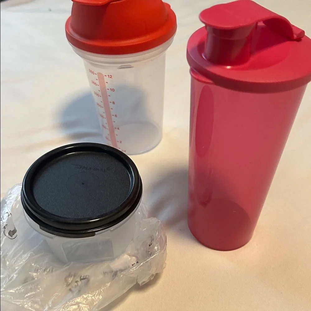 Tupperware set shaker