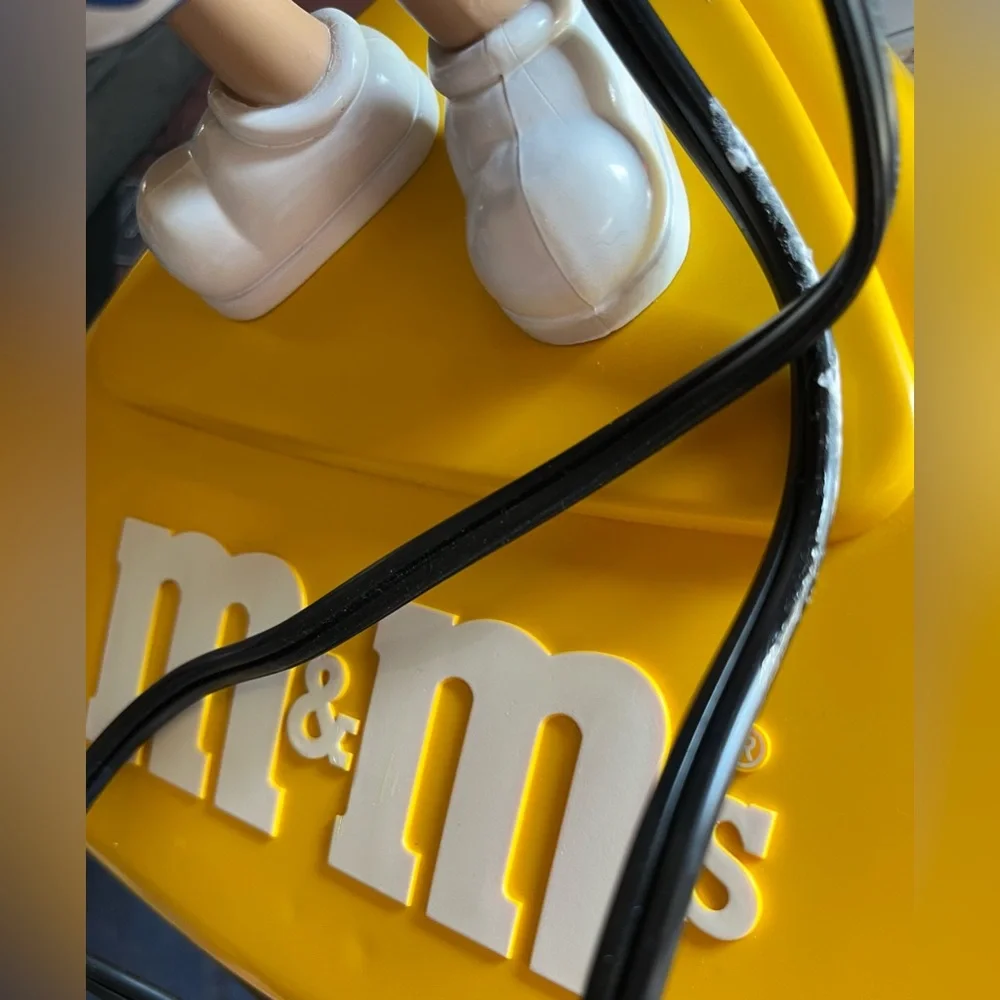 M&MS black signs