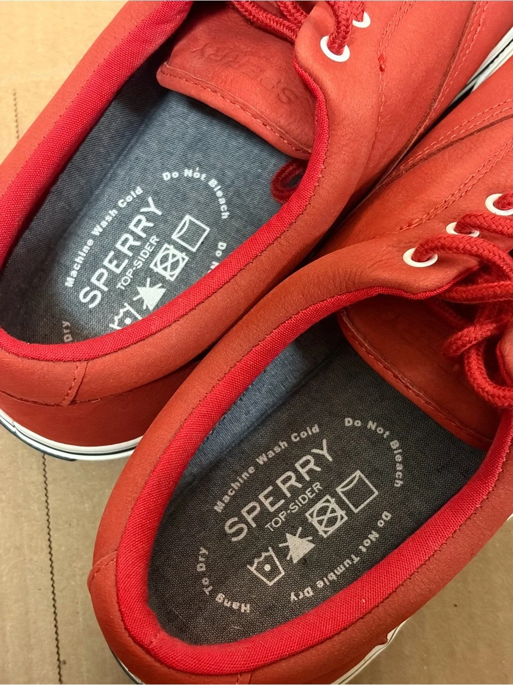 Sperry vibrant red