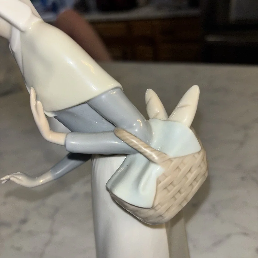 Lladro Figurine‎ Shepherdess with Puppy and Bread Basket #1034 Mint