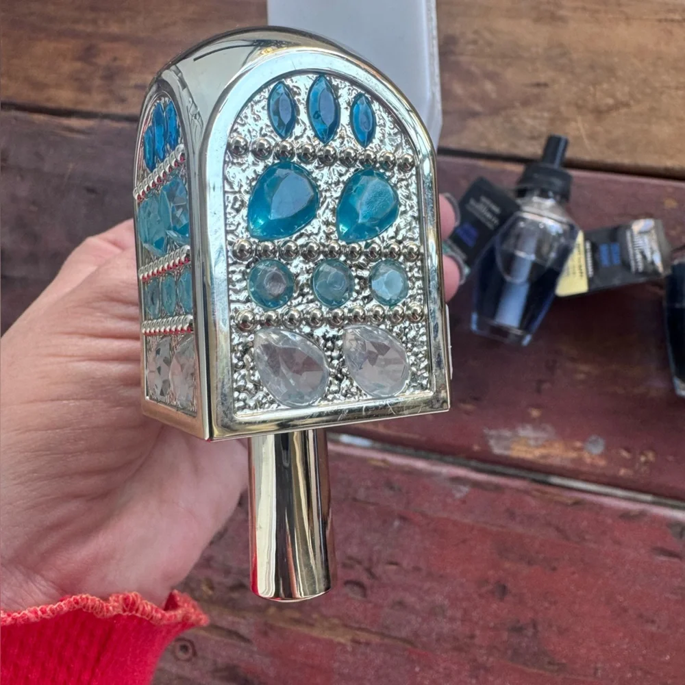 White Barn are plug jeweled