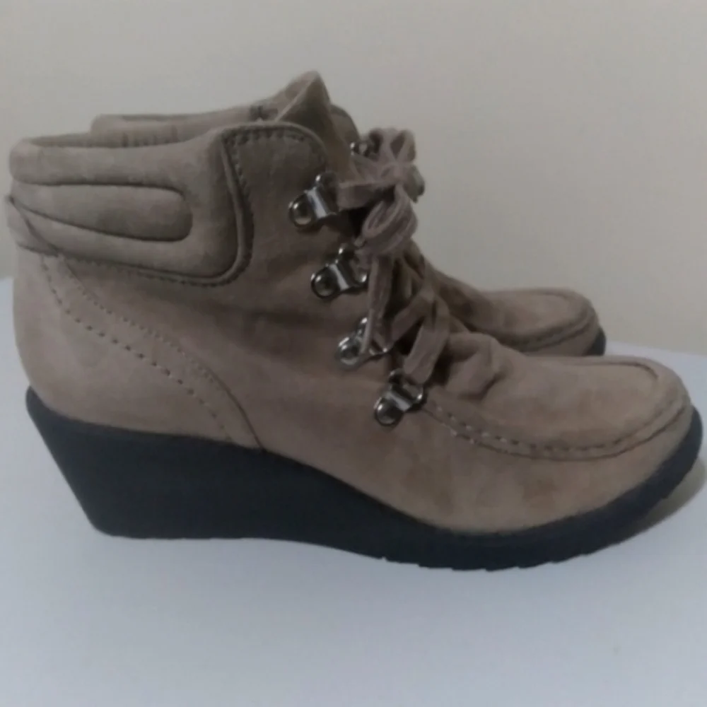 Tallulah Blu Tie Up‎ Ankle Boots Wedged Heel 8.5 Med.