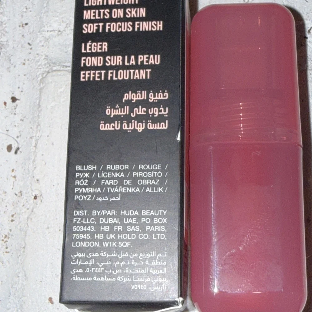HUDA BEAUTY liquid strawberry
