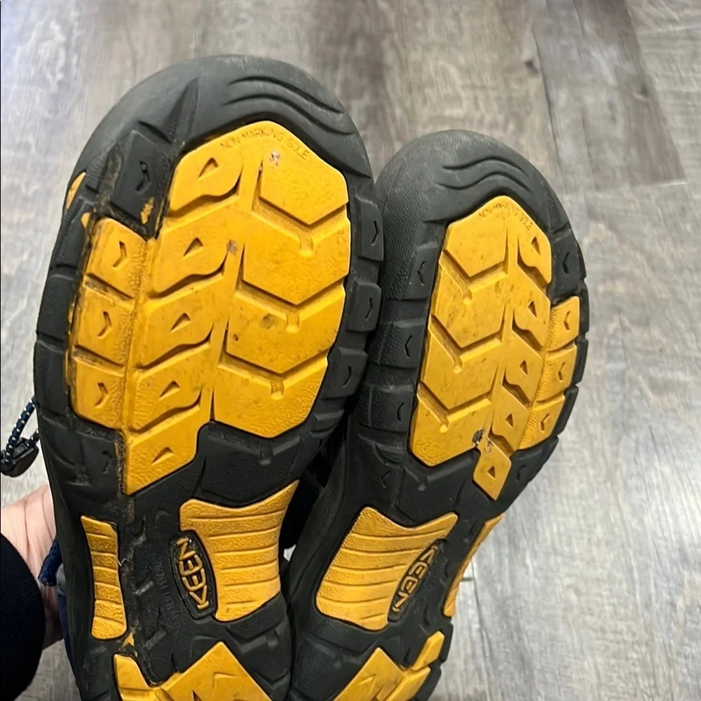 Keen durable men