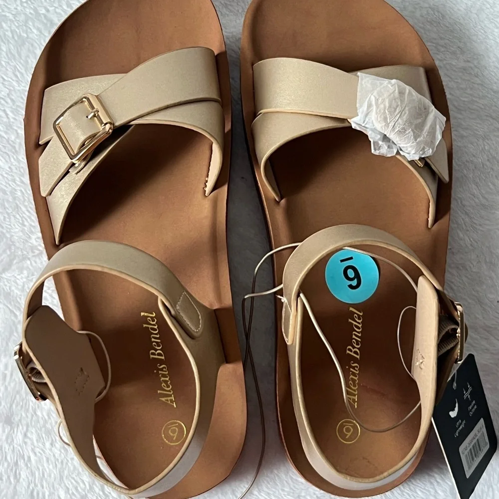 Alexis Bendel chic gold