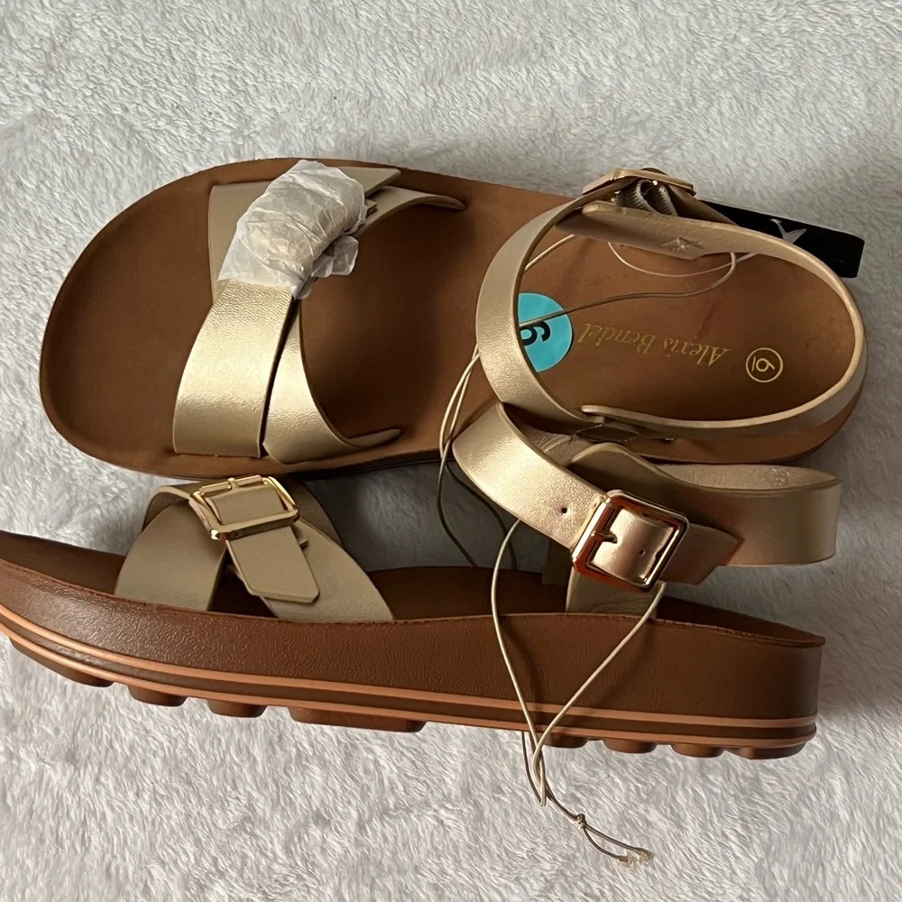 Alexis Bendel chic gold