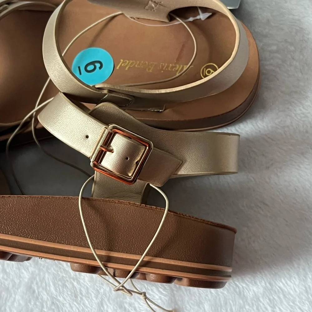 Alexis Bendel chic gold