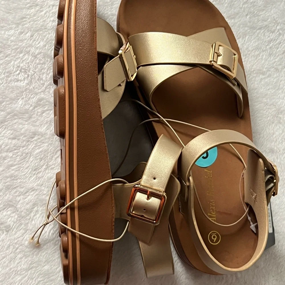 Alexis Bendel chic gold