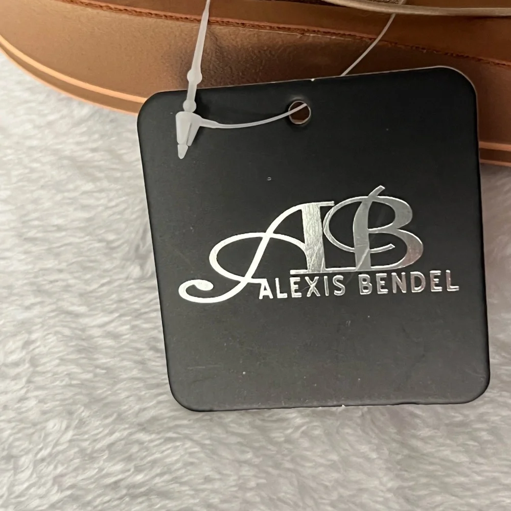 Alexis Bendel chic gold