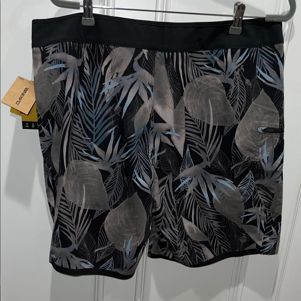 Dakine tropical leaf