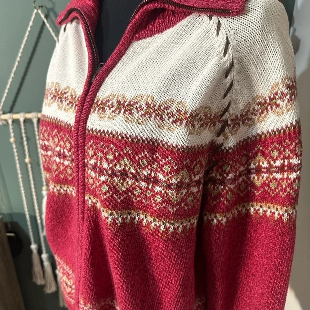 Tiara International cozy vintage