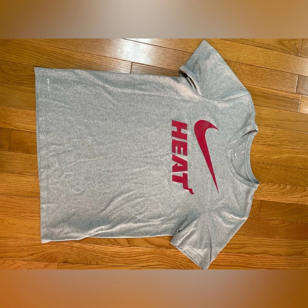 Nike Gray dri-fit shirt with the swoosh and Heat size‎ large