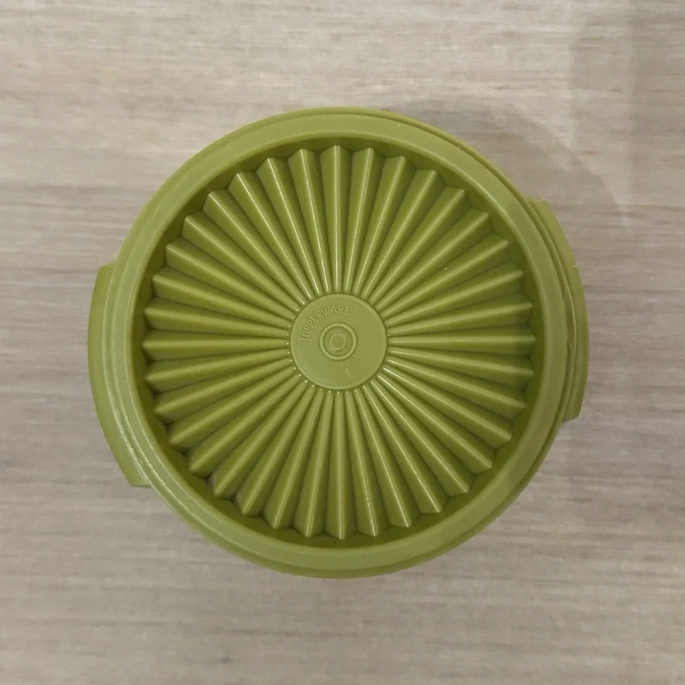 Vintage Tupperware Servalier Bowl 886 w/ 812 Lid Harvest Green‎ 1970s USA Retro
