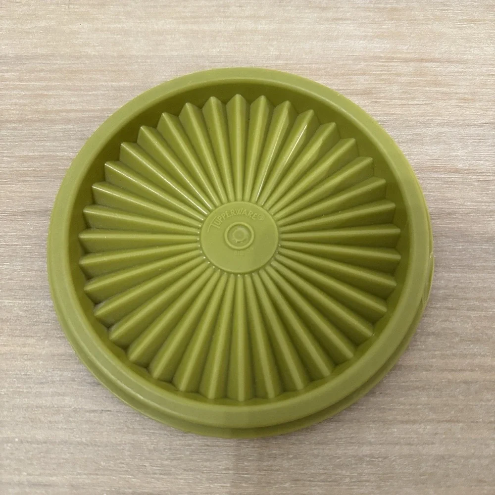 Vintage Tupperware Servalier Bowl 886 w/ 812 Lid Harvest Green‎ 1970s USA Retro