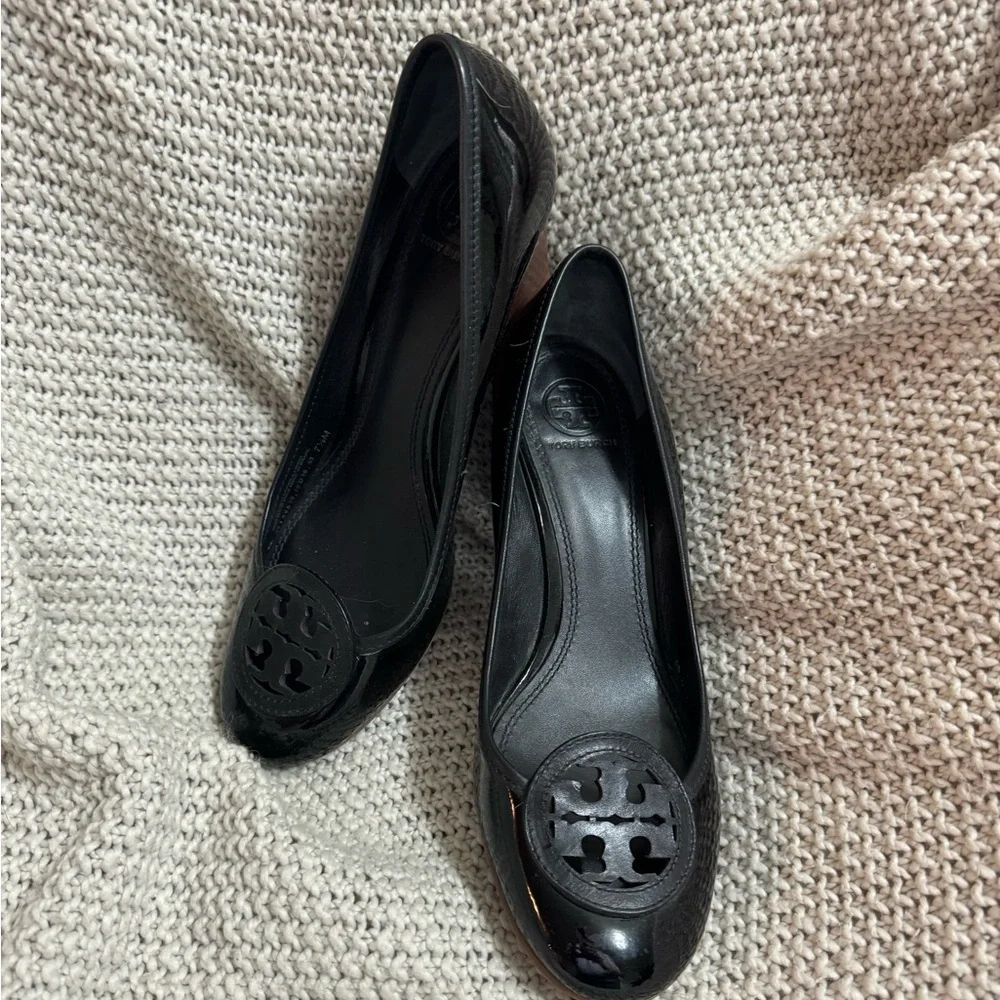 TORY BURCH HEELS WOMEN'S LOUISA LOGO WEDGE PUMP BLACK LEATHER SIZE‎ 7.5