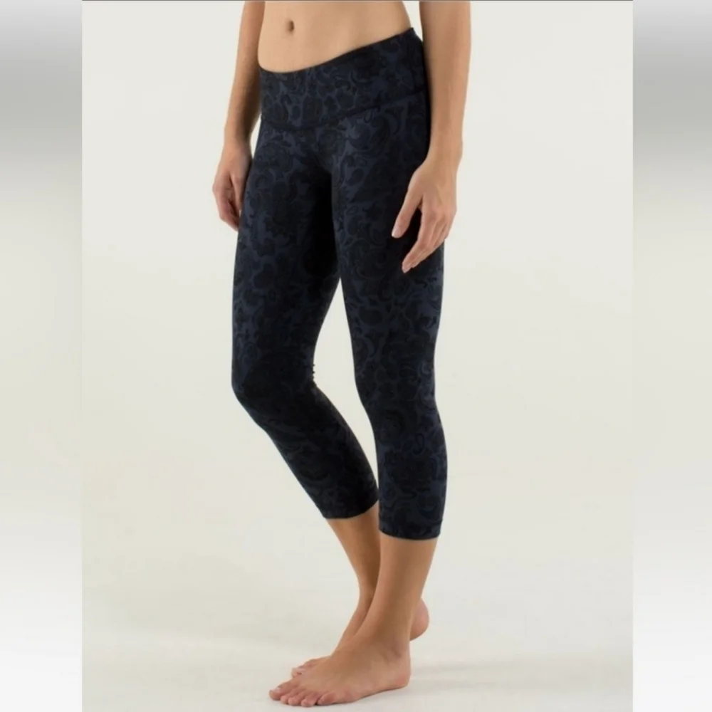 Lululemon Wunder Under blue black paisley crop leggings