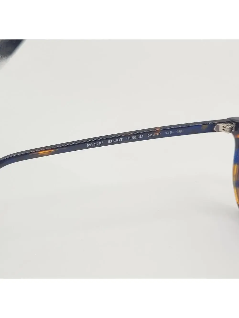 Ray-Ban product pair