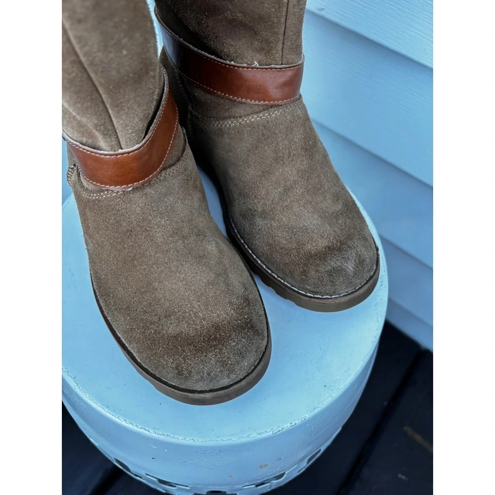 UGG Kids Suede Leather Buckle Winter Boots Cozy Faux‎ Fur Trim - Size 3