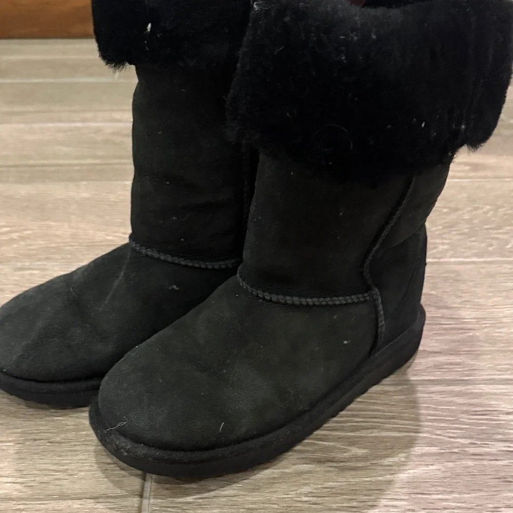 UGG Kids Black Fur-Lined Boots Size 4