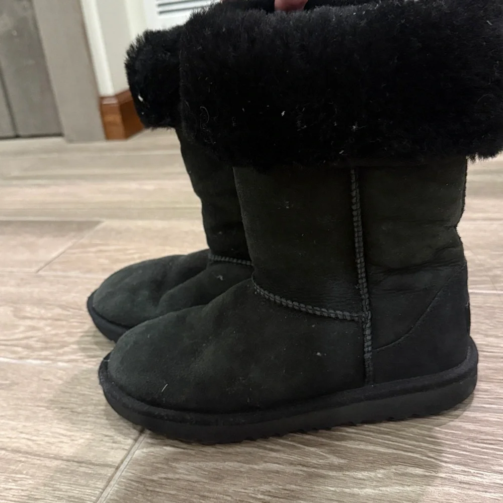 UGG elegant black