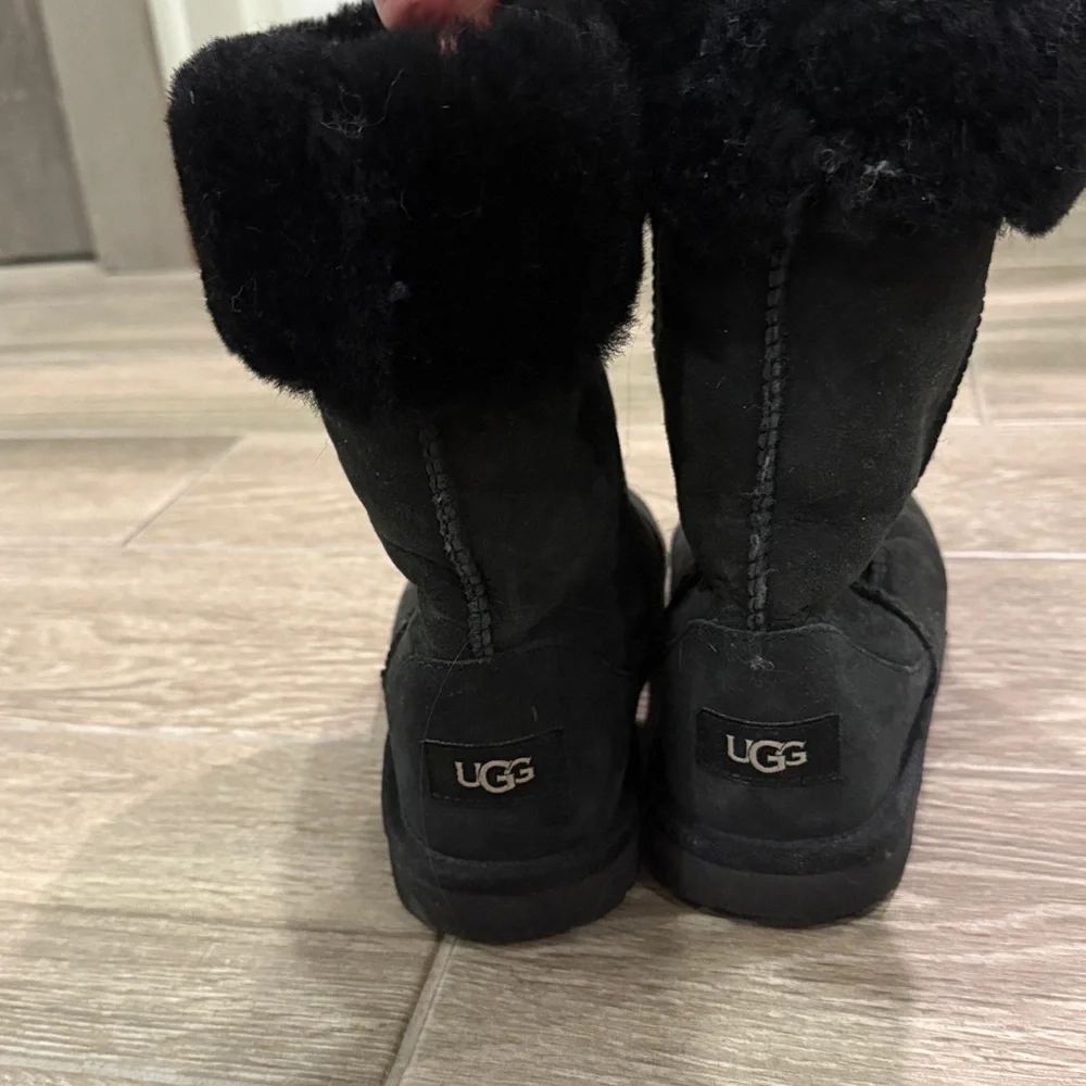 UGG elegant black