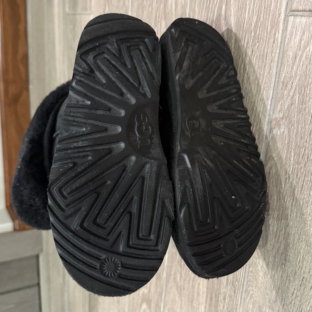 UGG elegant black