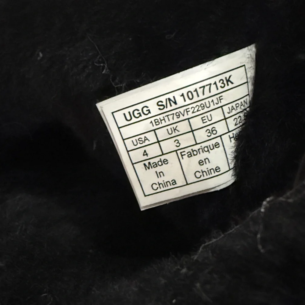 UGG elegant black