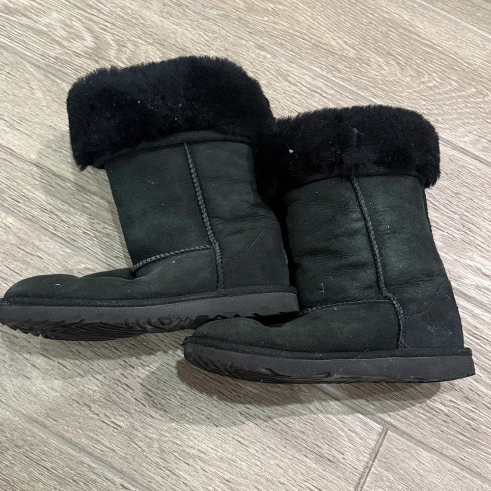 UGG elegant black