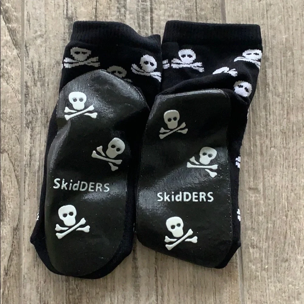 NWOT skiders skull socks