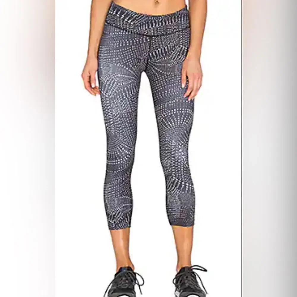 Beyond Yoga Lux Print Capri Legging in Swirling Dot Sz. M