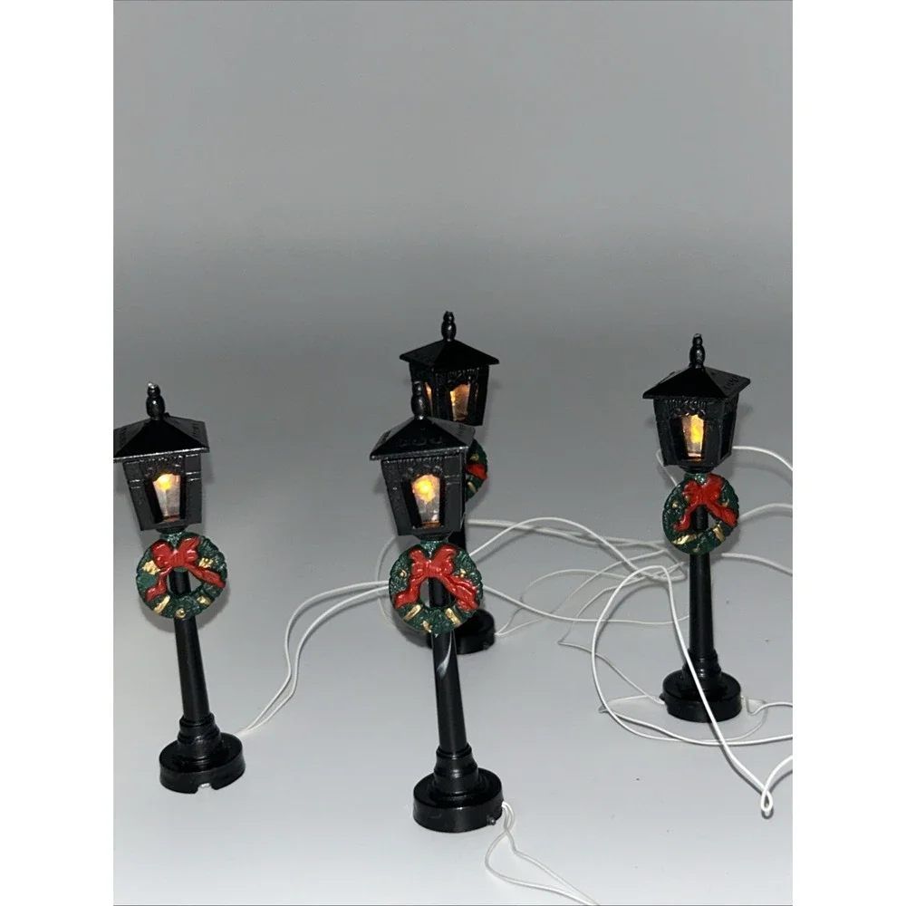 Vintage 1991 Lemax Village Accessory 4 Street Lamp Posts W/Wreaths Light Up