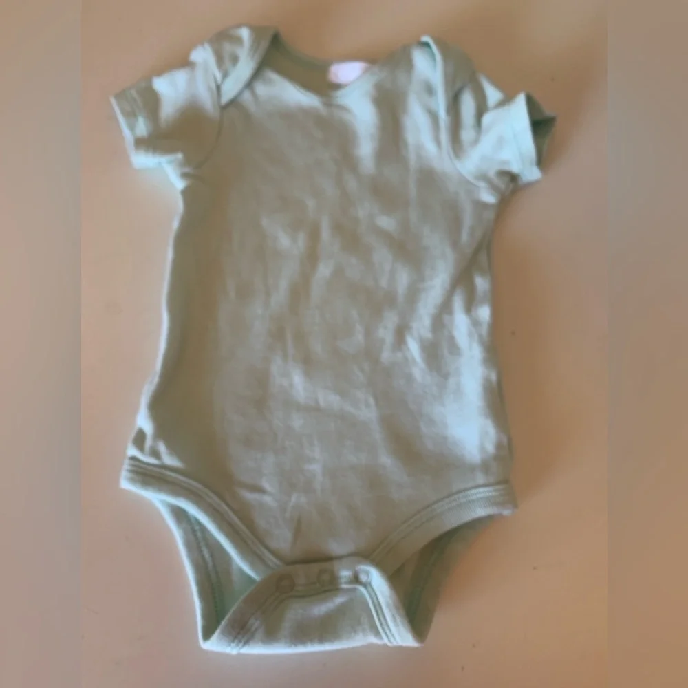 Carter’s bundle of 4 infant girl clothing