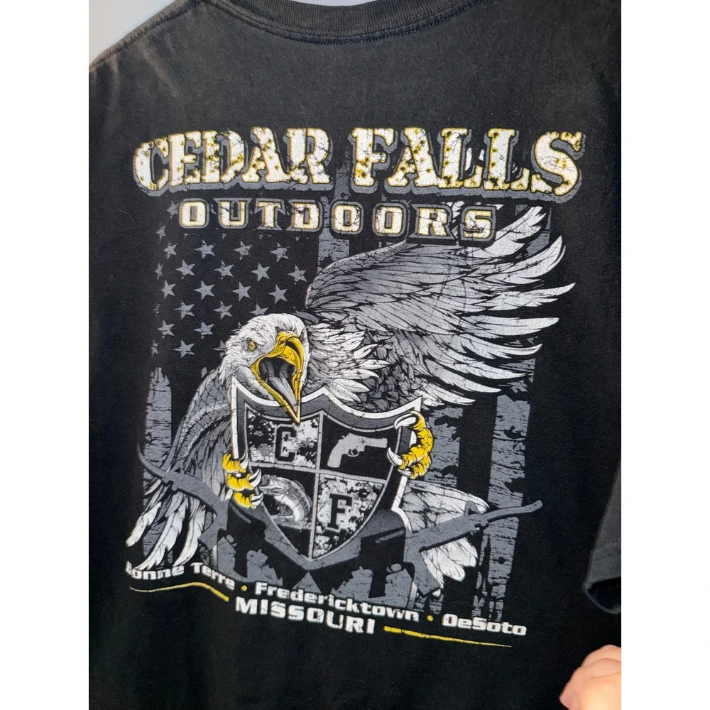 Gildan neckline outdoors