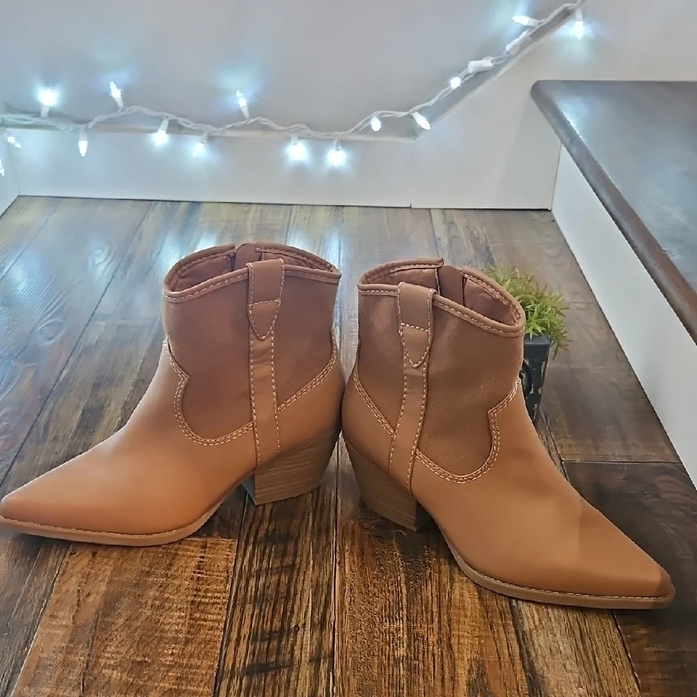 Universal Thread sleek tan