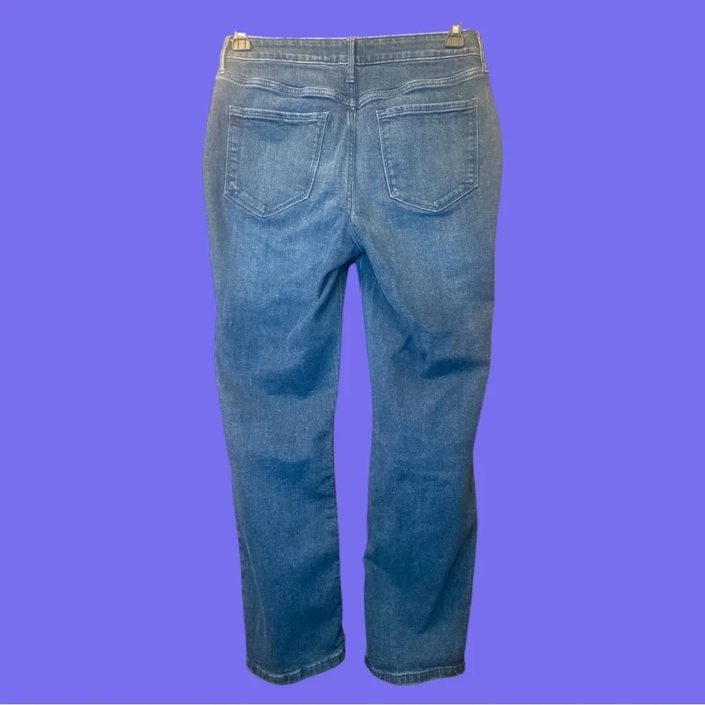 Simply Vera by Vera Wang EUC mid rise slim straight. Body hugging Size 6